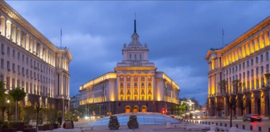 Триъгълникът на властта