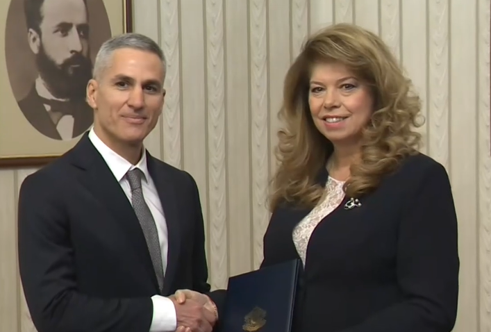 Точно в 10 00 часа днес президентът Илияна Йотова връчи