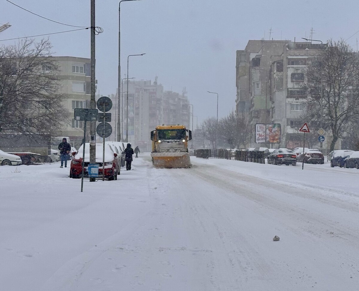 Продължава работа при зимни условия за осигуряване на проходимостта на