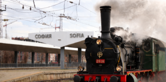 Атракционният влак