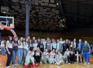 Националните по плуване подкрепиха баскетболистките във важния мач срещу Украйна Българските състезатели