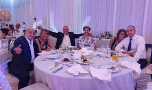 Георги Гергов, съпругата му, Весела Лечева, Десислава Радева и Румен Радев на сватба