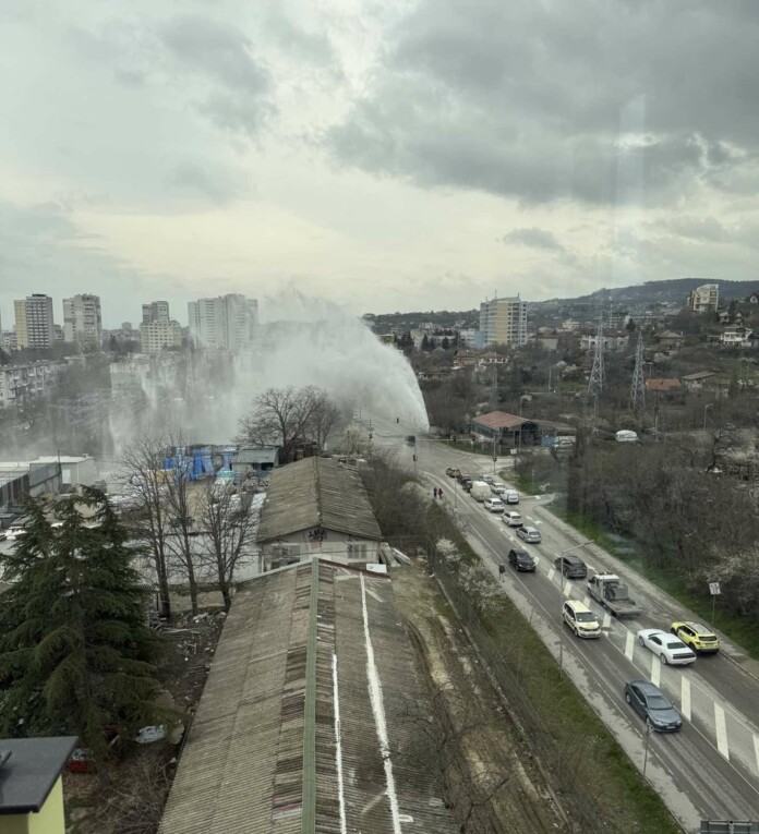 Воден гейзер изригна насред Варна! Воден гейзер изригна насред Варна!