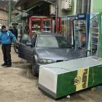 Автомобил "BMW" се заби в хладилни витрини на тротоар в Габрово