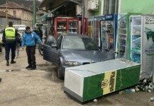 Автомобил "BMW" се заби в хладилни витрини на тротоар в Габрово