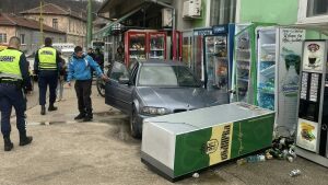 Автомобил "BMW" се заби в хладилни витрини на тротоар в Габрово