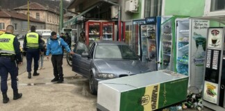 Автомобил "BMW" се заби в хладилни витрини на тротоар в Габрово