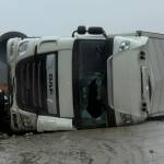 Камион се обърна край Лютидол