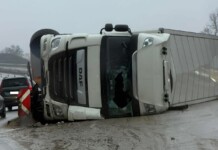 Камион се обърна край Лютидол