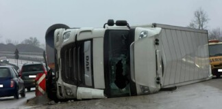 Камион се обърна край Лютидол