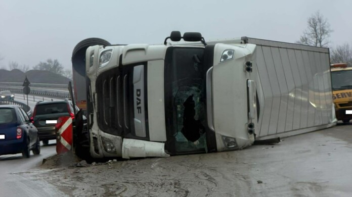 Камион се обърна край Лютидол Камион се обърна край Лютидол
