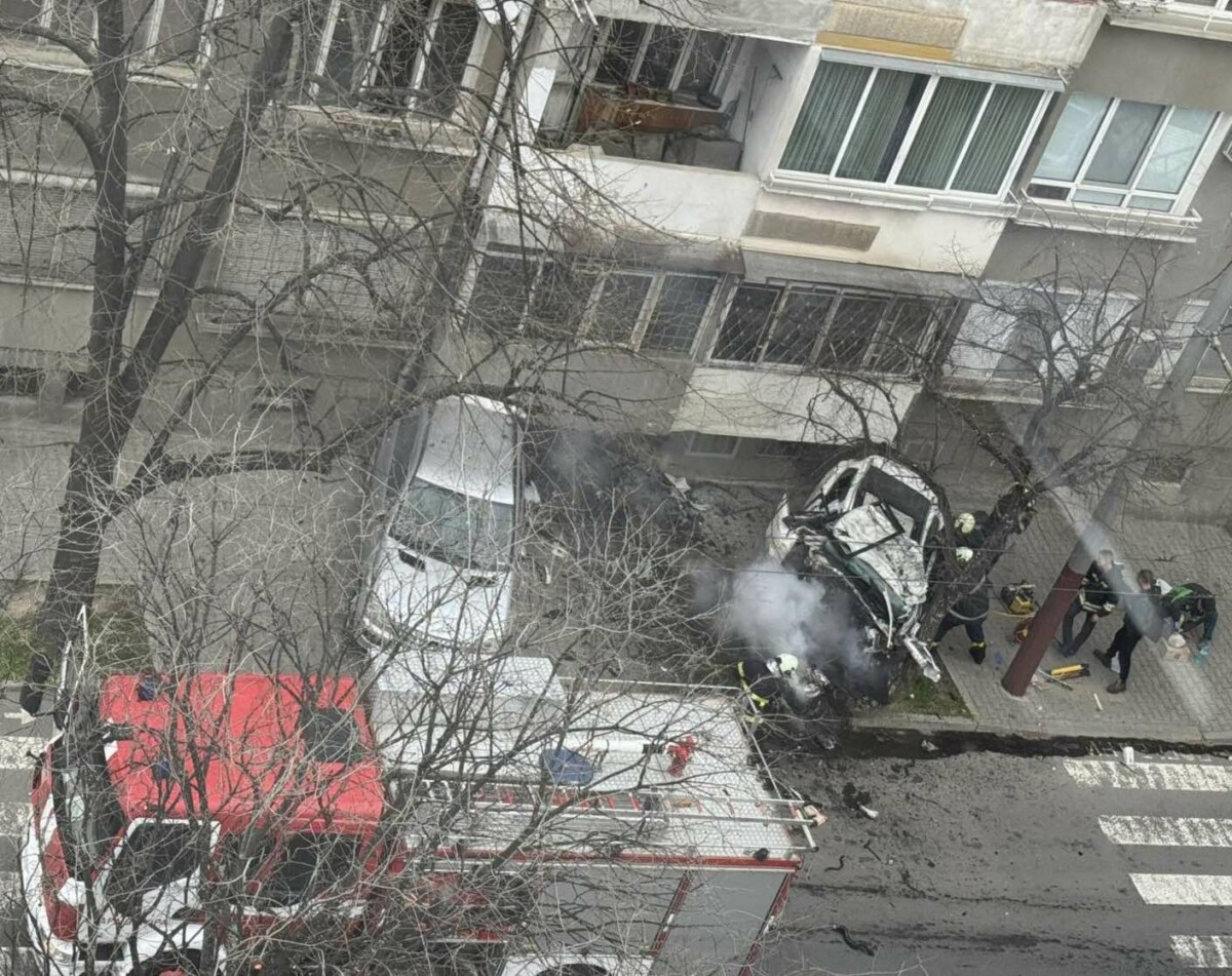 Временно спрян трафик
Към момента движението в района на произшествието е