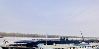 Круизен кораб акостира в Русе