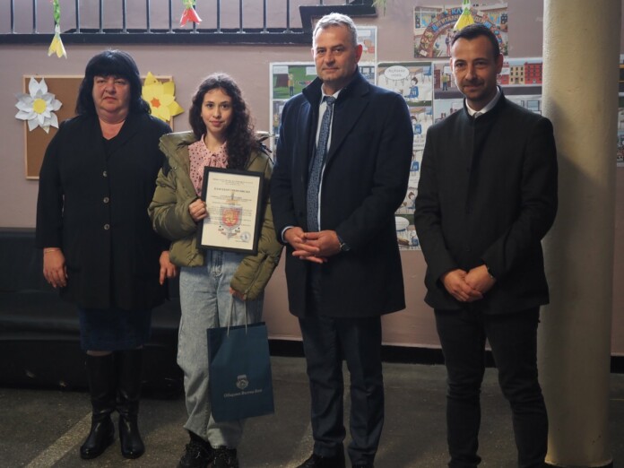 Наградената ученичка