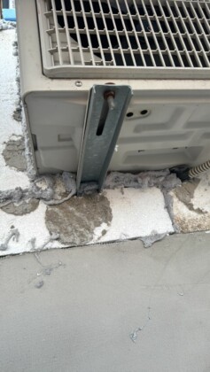 Неправилно монтирани климатици. Снимка: Искра.бг