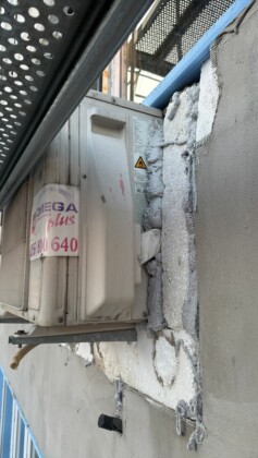 Неправилно монтирани климатици. Снимка: Искра.бг