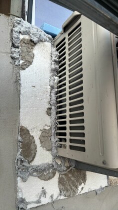 Неправилно монтирани климатици. Снимка: Искра.бг