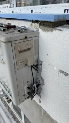 Неправилно монтирани климатици. Снимка: Искра.бг