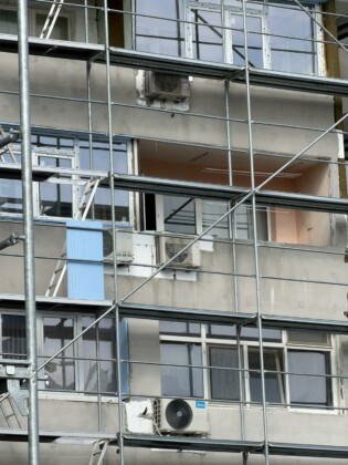 Неправилно монтирани климатици. Снимка: Искра.бг