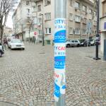 Облепени стълбове с реклами за кредити