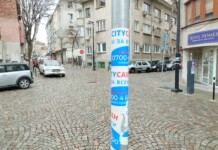 Облепени стълбове с реклами за кредити