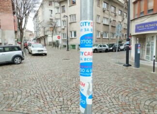 Облепени стълбове с реклами за кредити