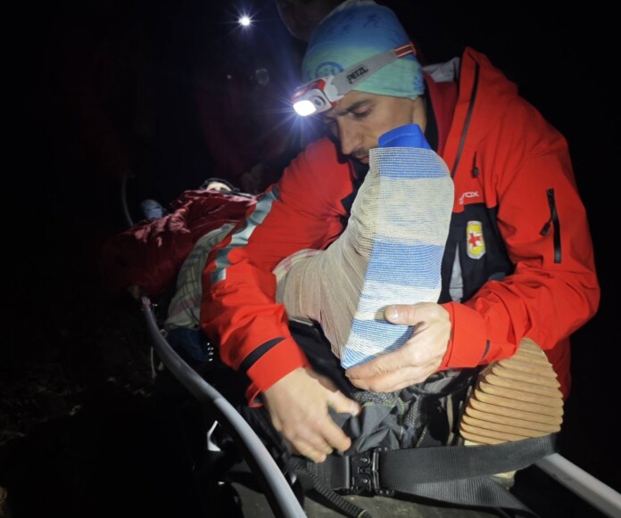 Оказване на помощ на пострадалата туристка