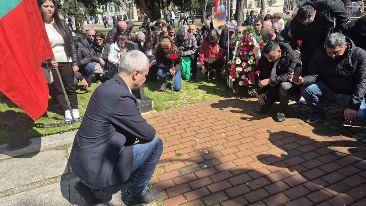 С поднасяне на цветя и венци пред паметника на граф