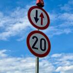 Със скорост до 40 км/ч: Възстановяват движението по дигата в Николово Пътен знак