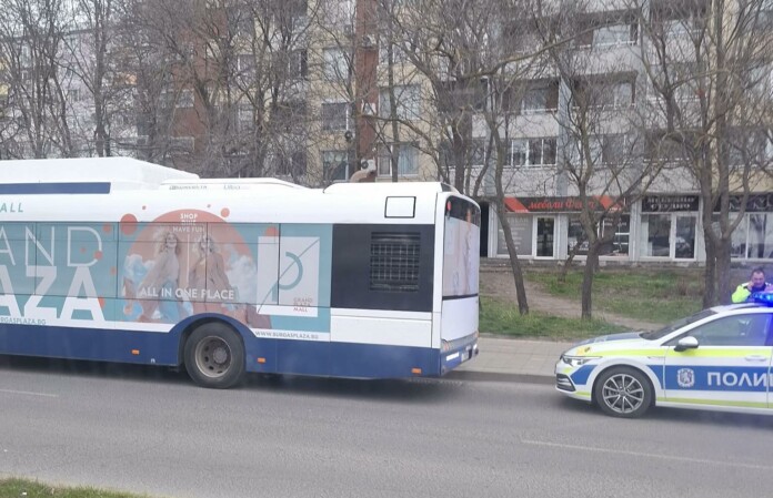 Рязко спиране и сериозно падане! Жена е в болница след инцидент в автобус в Бургас