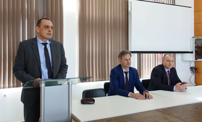 Представянето на новия директор Представянето на новия директор