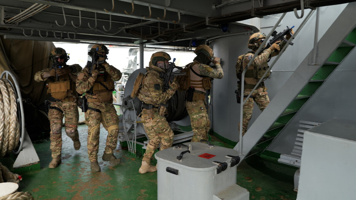 Съвместна подготовка между военнослужещи от група Морски специални сили от