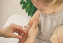 Проф. д-р Мумджиев: При неблагоприятна епидемиологична ситуация най-голям е рискът за неимунизираните Ваксинация на дете