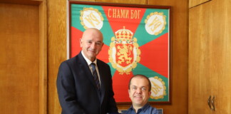 Връчването на плакета