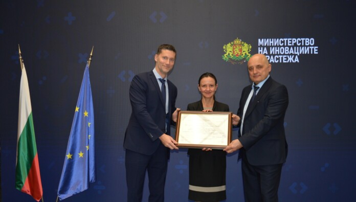 Връчването на сертификата Връчването на сертификата