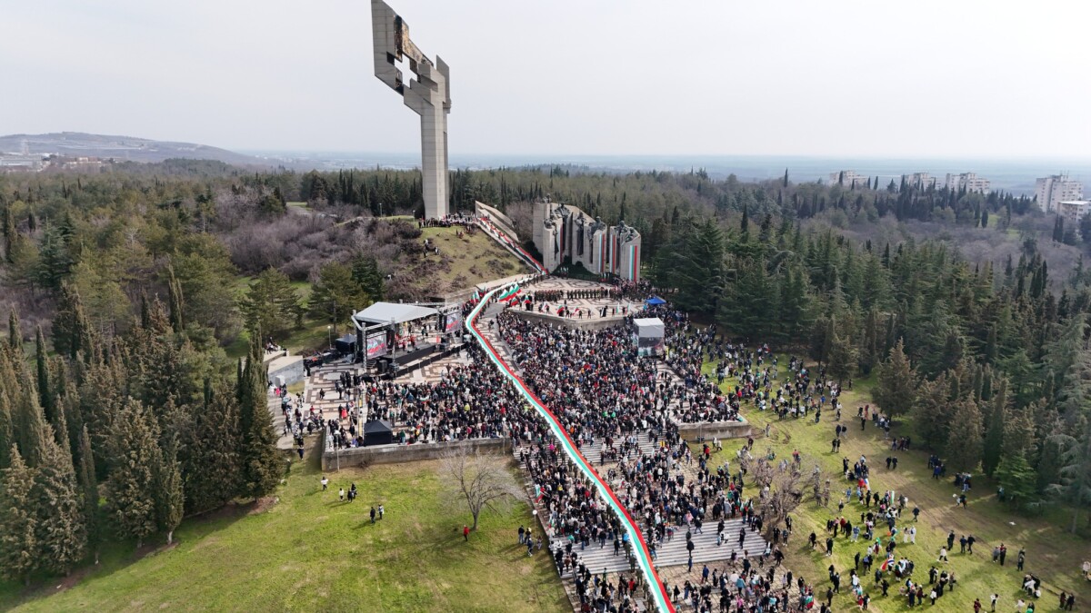 Хиляди хора от цялата страна се събраха в за