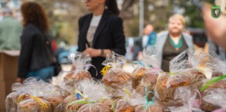 Ямбол дарява над 1000 козунака на пенсионери и хора в нужда за Великден