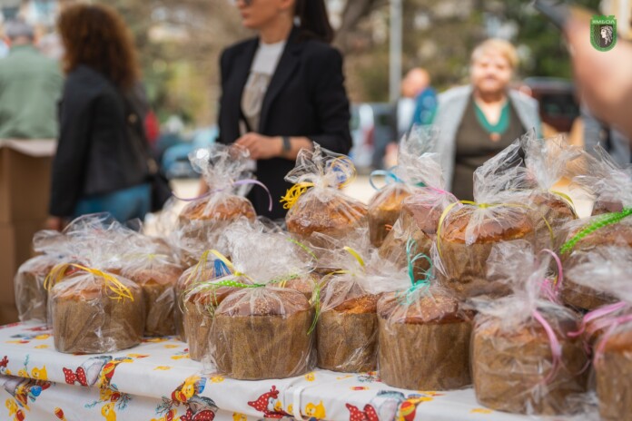 Ямбол дарява над 1000 козунака на пенсионери и хора в нужда за Великден