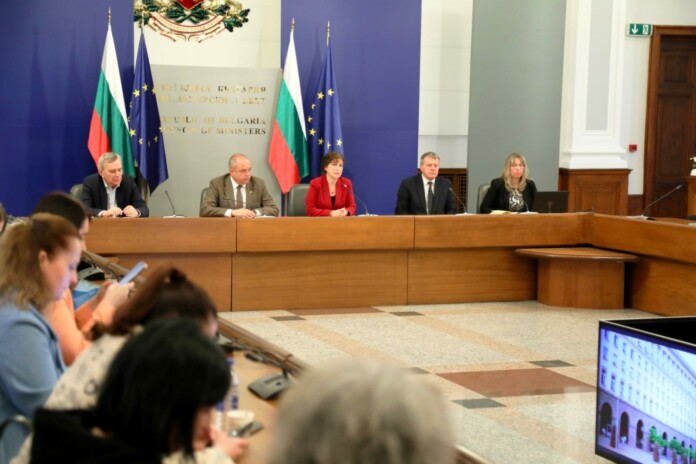 започна транспортирането на изборните книжа в страната.