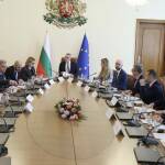 Примирие на световната сцена сваля цените: кабинетът вижда шанс за стабилност