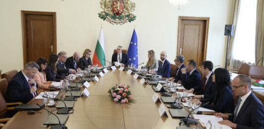 Примирие на световната сцена сваля цените: кабинетът вижда шанс за стабилност