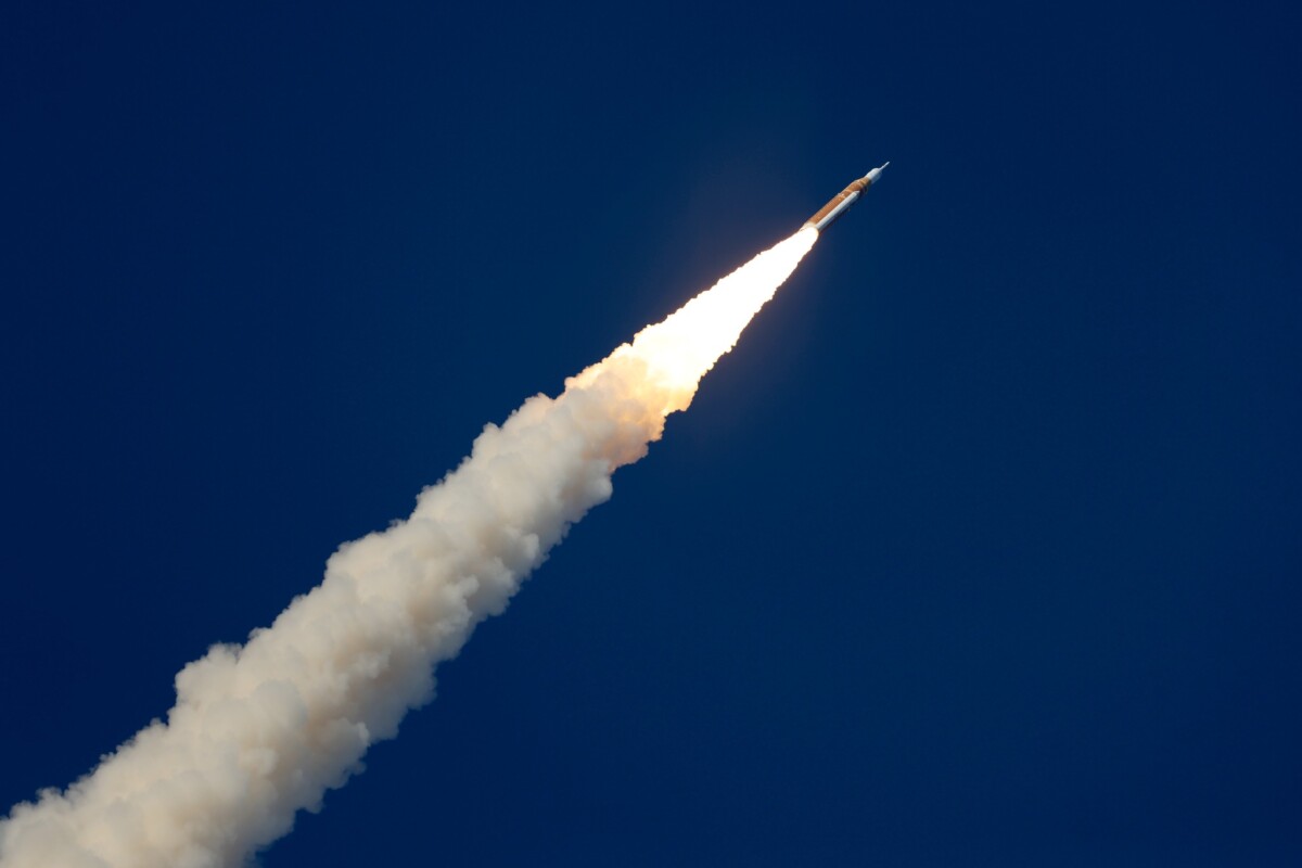 Тази вечер обаче служителите на NASA се смееха и аплодираха