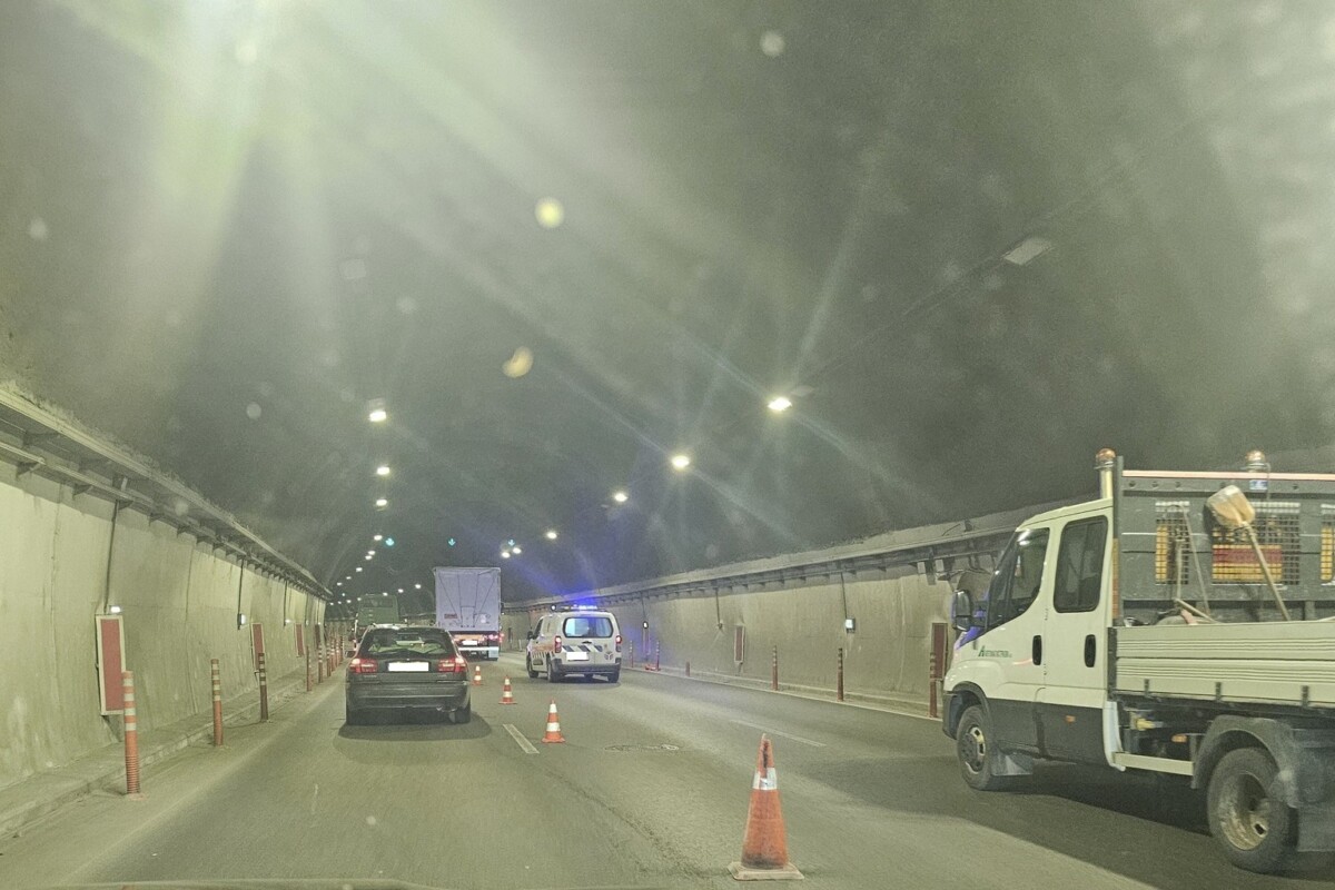 Километрично задръстване се образува по автомагистрала Хемус заради аварирал тежкотоварен