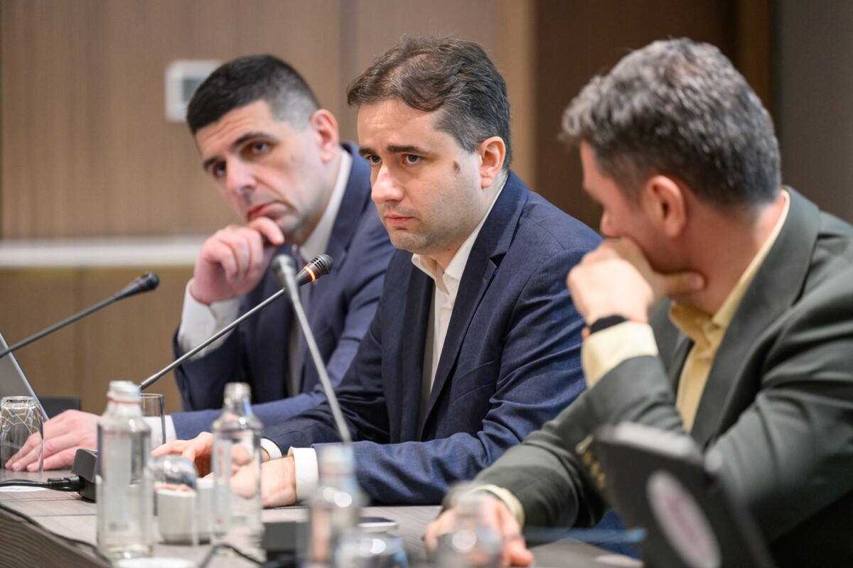След като Прогресивна България защити скандалните поправки в правилника на