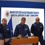 На косъм от трагедия: Полицаи убедиха отчаян мъж да се върне към живота