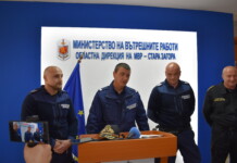 На косъм от трагедия: Полицаи спасиха мъж опитал да скочи от 8-я етаж на болница в Стара Загора На косъм от трагедия: Полицаи убедиха отчаян мъж да се върне към живота