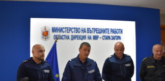 На косъм от трагедия: Полицаи убедиха отчаян мъж да се върне към живота
