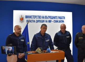 На косъм от трагедия: Полицаи убедиха отчаян мъж да се върне към живота