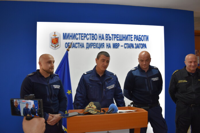 На косъм от трагедия: Полицаи убедиха отчаян мъж да се върне към живота