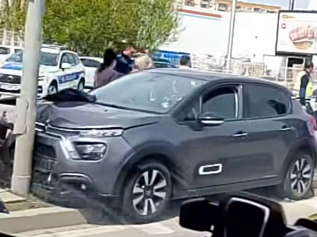 Пострадалият при полицай е бил транспортиран в съобщиха от